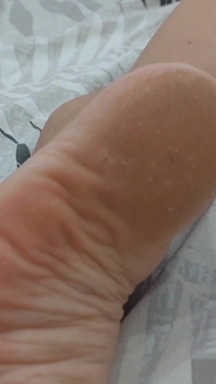 Isteri Berambut Perang Amatur Menikmati Pemujaan Kaki