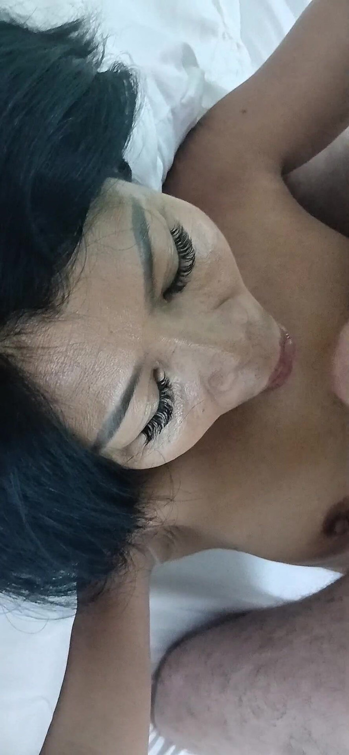 Thai Milf: La miLF asiatica thailandese cavalca, succhia e lo prende in...