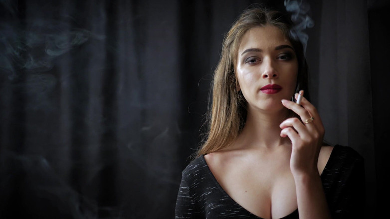 Russian Smokers: Awek cantik Irina bergambar pada kamera semasa merokok rokok (HD)