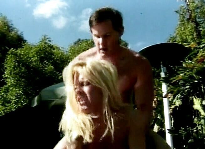 Alfacontent: Awek blonde yang luar biasa dikongkek keras oleh kolam renang