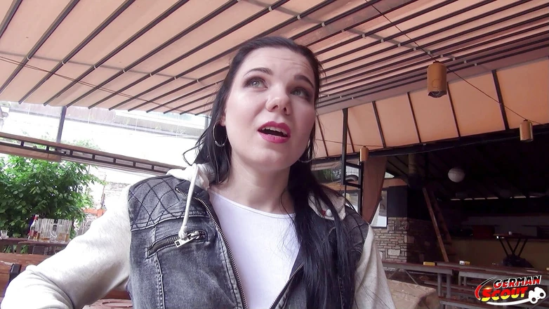 German Scout: German Scout - tímida universitária de cabelo preto recolhida e primeira...