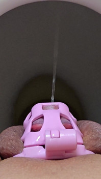 Sissy Kanisa, come una femminuccia fa pipì
