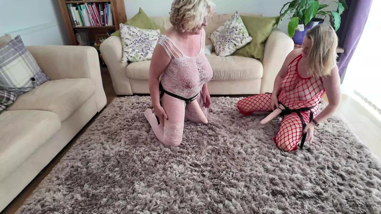 Marie X: Marie X Lutscht Und Fickt Caillias Strap-on