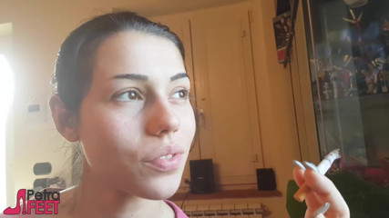 Smokin Fetish: Awek Itali menggoda cerut dalam video rakaman dekat
