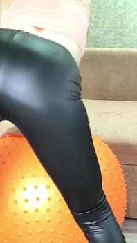 Voisin En Leggings En Cuir Baise Et Suce