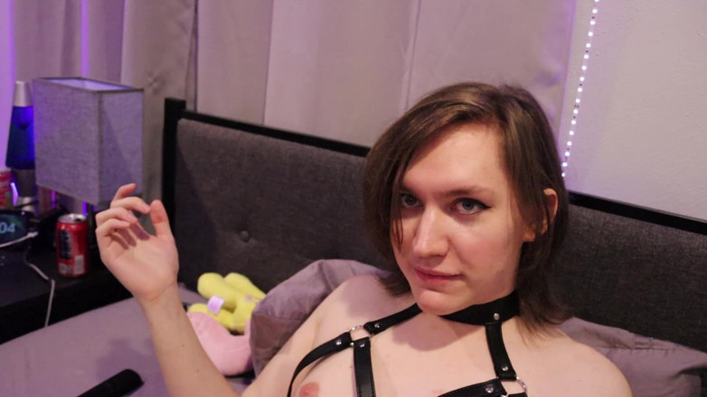 Puppersucc: Adorabila drăguță Femboy ejaculează de la masturbare și își mănâncă propria spermă