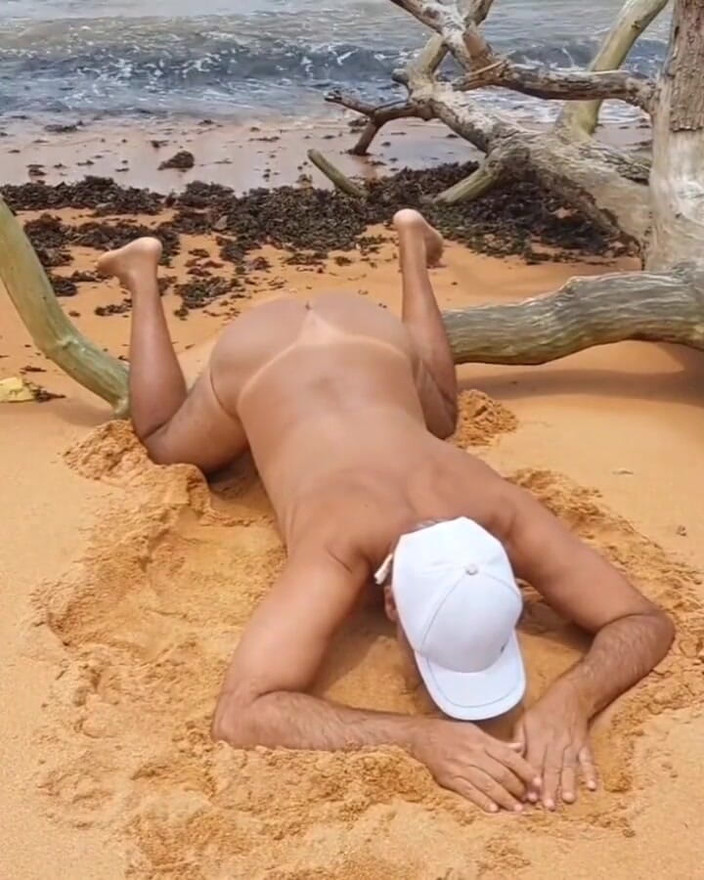 Ladysilvas: Ladysilva समुद्र तट पर अपनी पैंटी उतार रही है और टैन लाइन के साथ अपनी हॉट टॅंड वाली गांड दिखा रही है