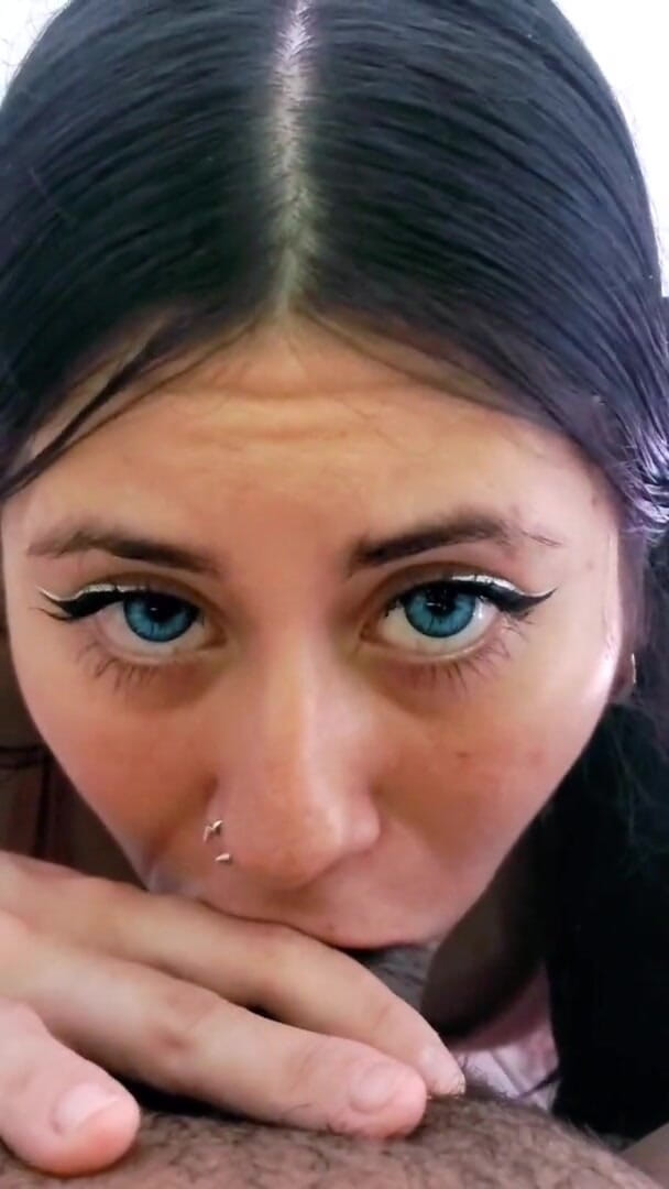 DherlyDoll: 彼女は興奮しすぎて、私にフェラチオをして、私の中から精液を出してくれました。