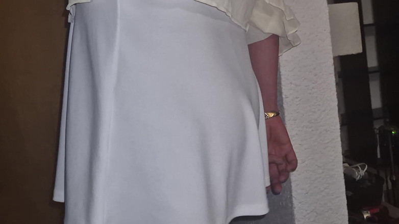 SavageHeater59: Biała krótka spódnica ass watcher