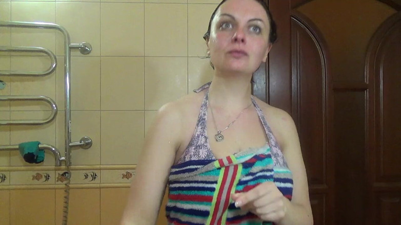 Sexy Milf: Çaresizlik ve tuvalete işeme