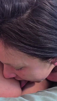 Yeni kız arkadaşım çok ıslandı, tüm yatağımı ıslattı