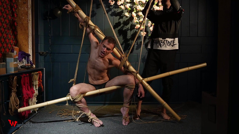 Wanheldvig: Krásný Zeus svázaný jutovými provazy Shibari elegance v bezmocné pozici...