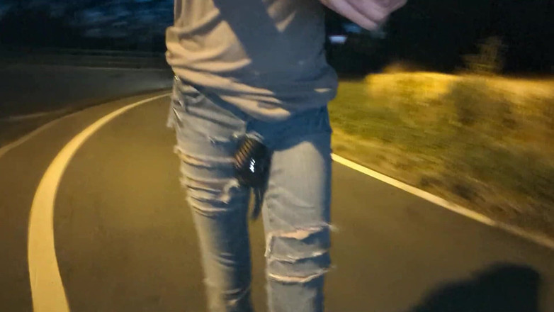 kinkygaynudist: नीचे की जींस में शहर के माध्यम से घूमना