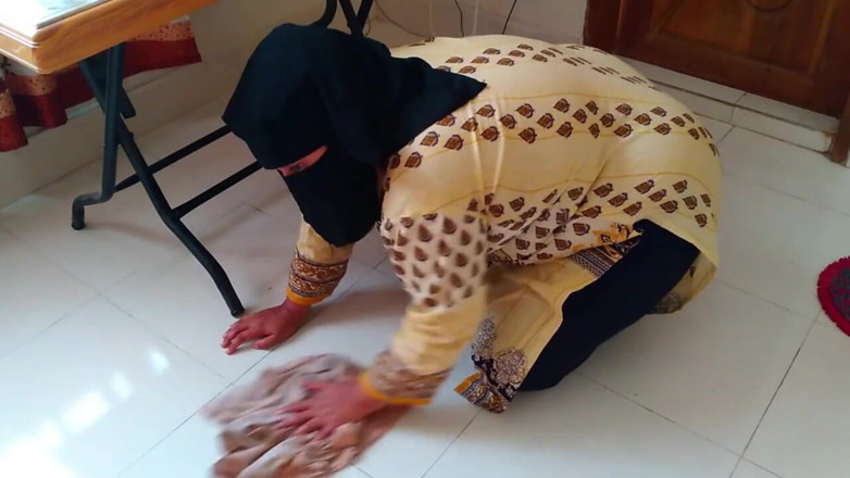 Aria Mia: 私のバービが部屋の掃除でテーブルの下に立ち往生したとき、私は彼女の大きなお尻を犯し、彼女のアナルを破壊します