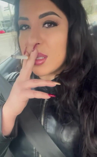 LadyAyse5: Majikan seksi lagi asik merokok