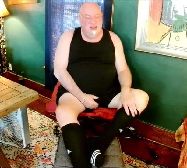 beardaddychub: Uzun siyah adidas çorapla mastürbasyon yapıyor!