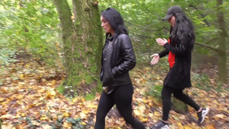 Femdom Austria: Mandi bareng kencing di hutan