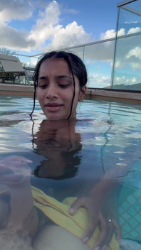 Busty India Gibt Im Hotelpool Einen Fantastischen Blowjob Auf Das Glas Von Allen - Yasmina Khan