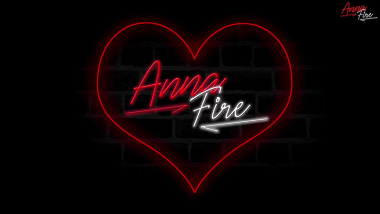 Anna Fire: Gorąca MILF sika w naturze. Złoty deszcz