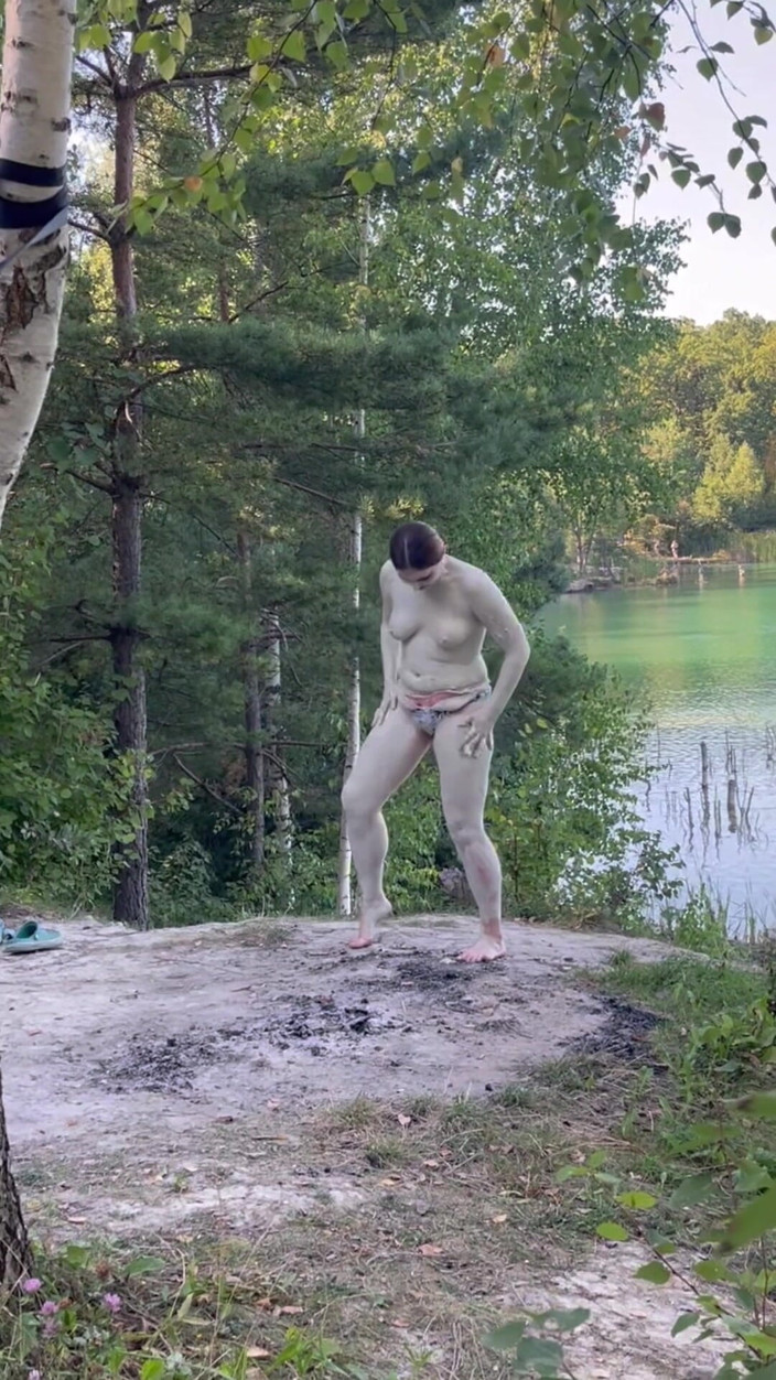 Elena917: Nuoto nudo, fango, esibizionismo in un'autostrada