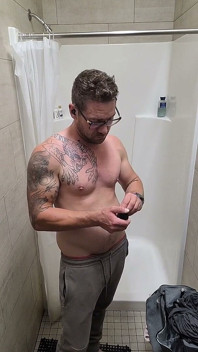 在 Thegym 淋浴中抚摸我的鸡巴并玩弄我的屁股