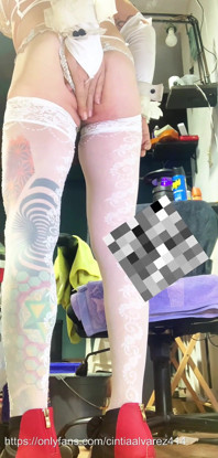 Transe weißer strumpf führt analdildo ein