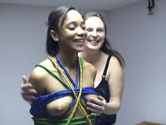 A Lesbian World: Awek hitam diliputi seluruh badannya dengan tali oleh puan