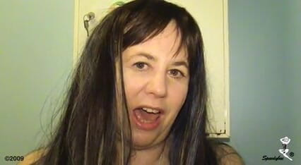 Dirty Doctors Clips: Trisha com vibrador mijando no banheiro