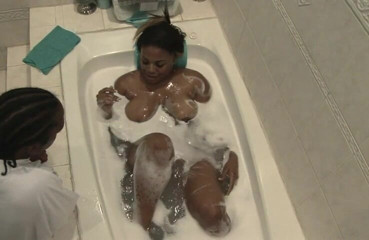 VOP Ebony Babes: Чернокожая с большой задницей принимает чуваку с большим черным членом язык в ее киску в ванне, а затем трахается на диване