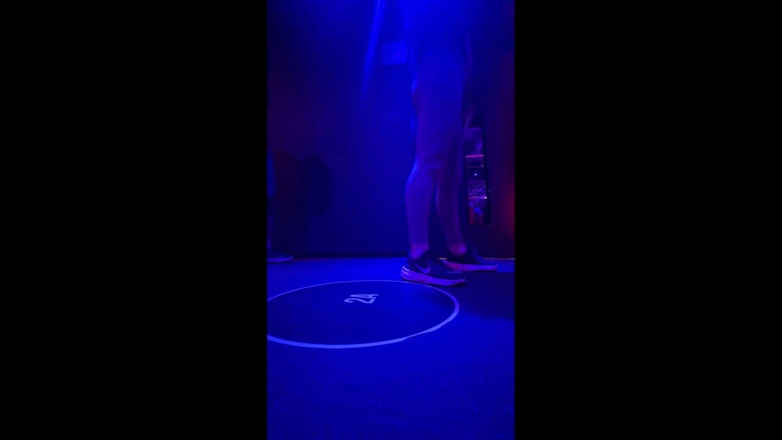 scarlettandc: Mujeres Se Sienten Calientes Al Estar En El Gym Y...