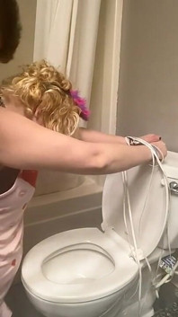 Attachée Aux Toilettes