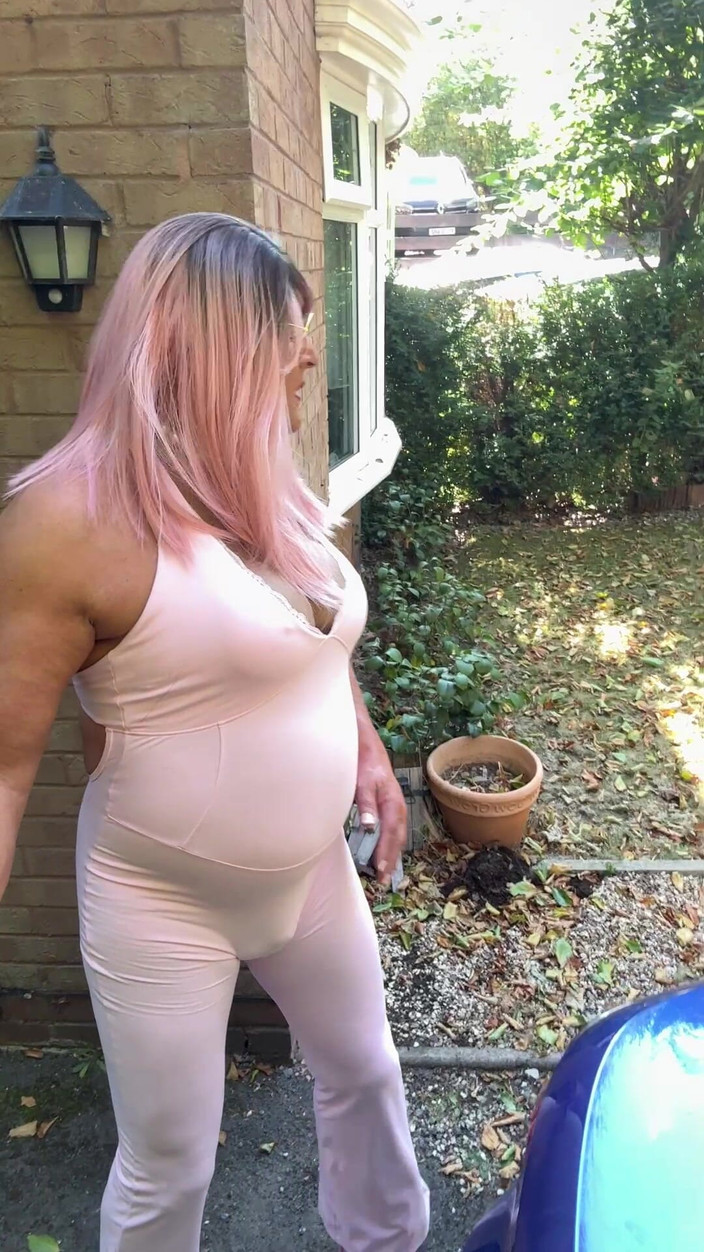 Kellycd2022: Crossdresser Kellycd2022 en combinaison rose et talons