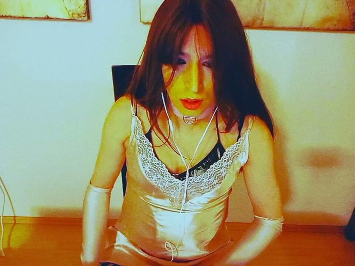 Tammy sissy slave: Crossdresser sexy: Îmbrăcat în sclipici, uitându-se la porno și atingându-mă
