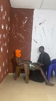 Brown volta para casa e conhece seu padrasto e seu padrasto tão bem