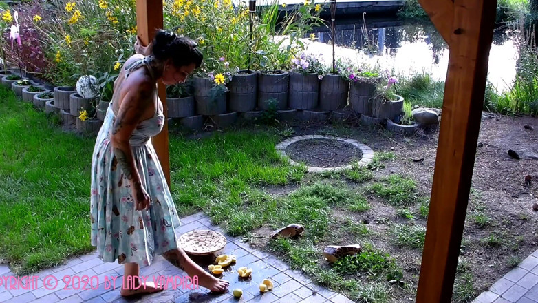 Domina Lady Vampira - SM Studio Femdom Empire: Crushed summer - memamerkan buah jeruk di bawah kaki telanjangmu
