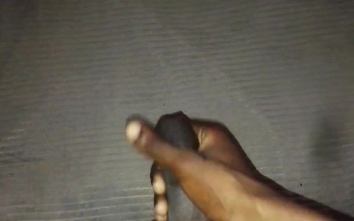 King Cee: Zwarte lul komt klaar op lakens