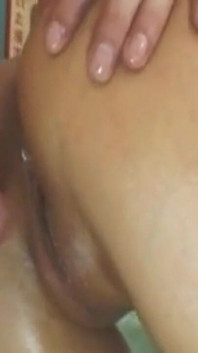 Une milf amateur sexy se fait fourrer profondément - éjaculation dans la bouche !