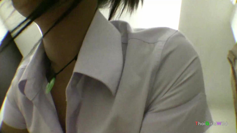 Thai Girls Wild: Pierwszy raz tajska amatorka dostaje zdrowe orzechy na języku