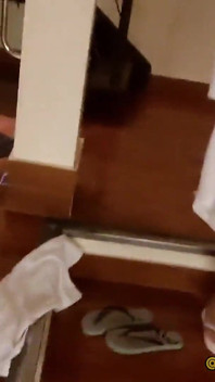 彼は賭けに負けて、親友に自宅でセックスをさせなければなりませんでした