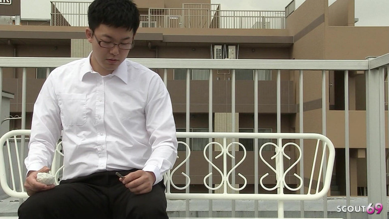 Asian porn collection: Una piccola teen giapponese vergine 18 seduce un compagno di classe...