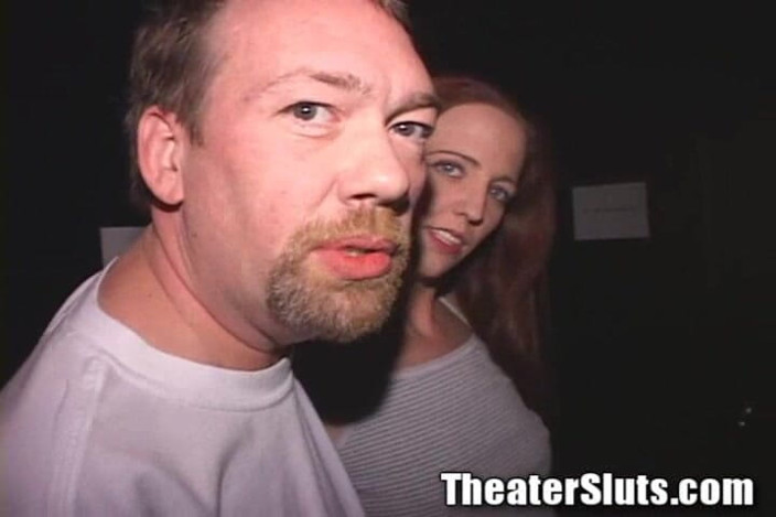 Theater Sluts: Anal grup seks sıska orta yaşlı seksi kadın götten sikiliyor...