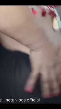 La moglie calda erotica indiana balla quasi ingenuamente