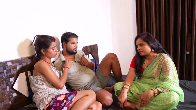 Kamasutra61: देसी भारतीय सौतेली मम्मी सौतेले बेटे और सौतेली बेटी के साथ चुदाई करना सिखाती है (सौतेला परिवार तीन लोगों की चुदाई)