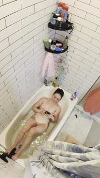 Douche après le fitness, fille solo complète