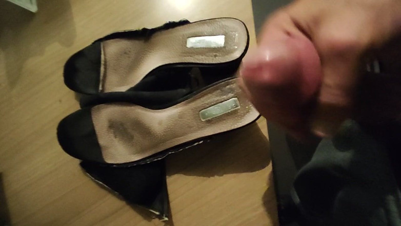 Mutsakin: Sperma på fingeravtryck skor