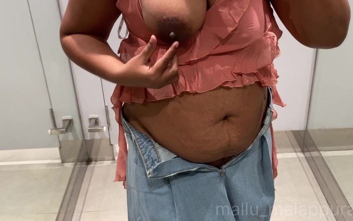 Mallu_Malappuram: Mallu manželka zkouší sexy oblečení v trail místnosti a prstění...