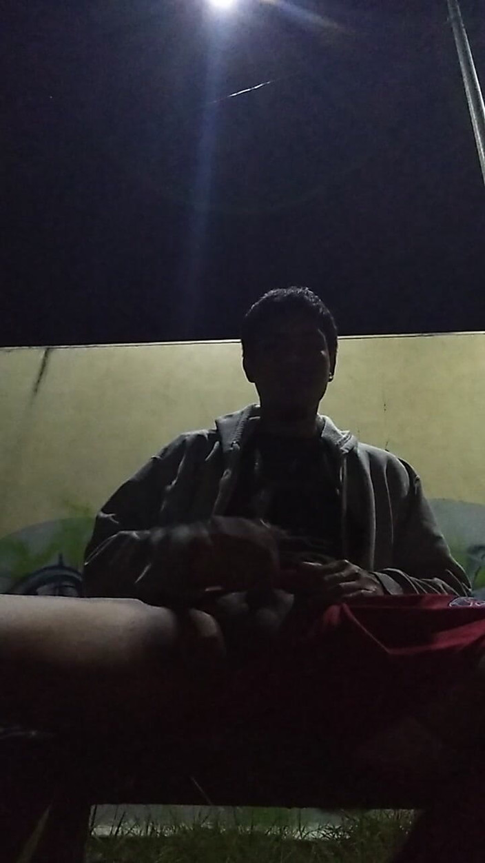 AlexAlejandro13: No hay hombre camisa caliente en el parque con solo...