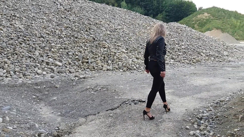 martinawest: Büyükanne, Dar Taytlar Ve Yüksek Topuklu Ayakkabılarla Çakıl Çukurunda Dolaşıyor!