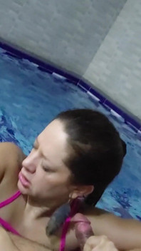 Sexy trojka v bazénu Sex s velkými prsy Latinoameričanky