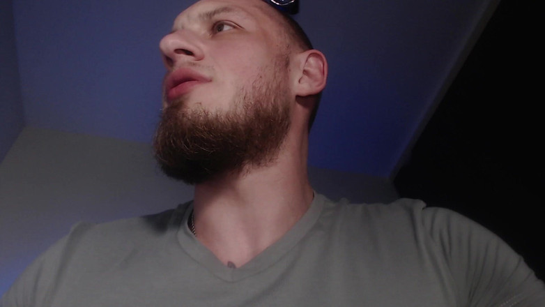 Hunky time: Alpha s koženými rukavicemi dominuje